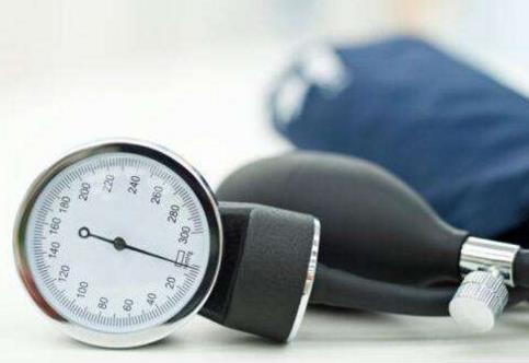 ÀÏÄê¸ßѪѹ²¡µäÐͲ¡Àý ÒæÐĽ¡ÄÔÌÀ