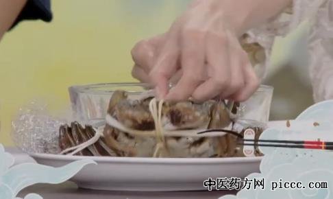 健康之路20211006:鱼蟹最鲜最肥之时,螃蟹炒年糕,金沙炒青蟹